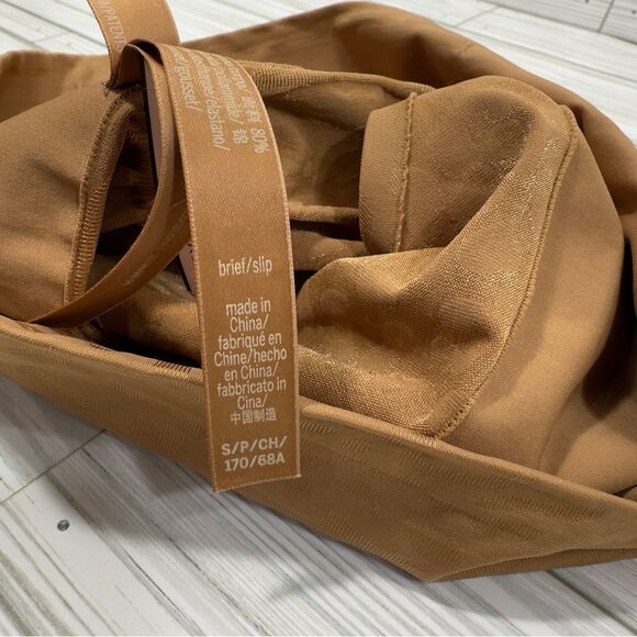 VICTORIA’S SECRET CURVES SEAMLESS HIGH WAIST TUMMY CONTROL NUDE PANTY NWT SMALL - Picture 5 of 6